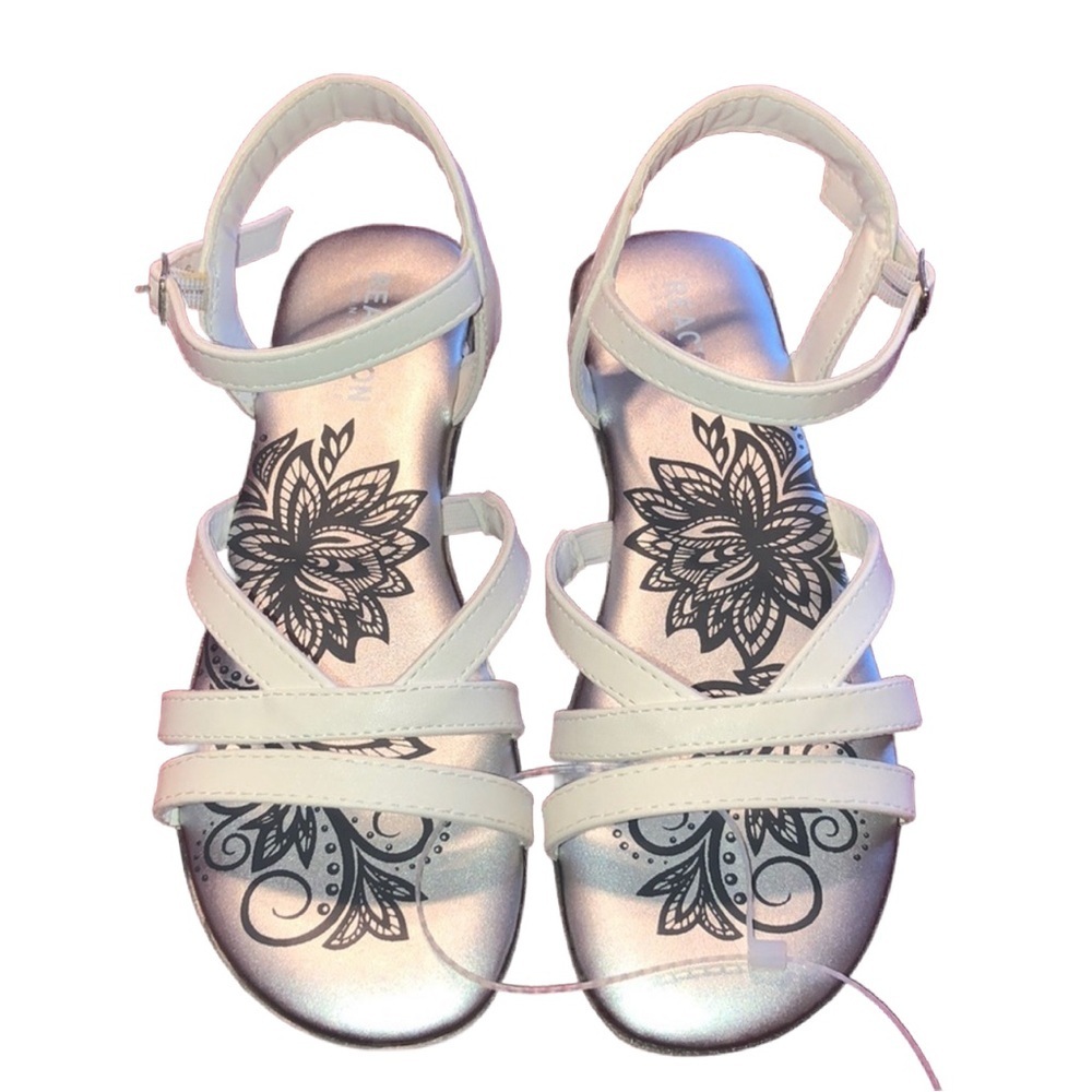 Reaction Kenneth Cole NWT size 2 white sandels 🍬